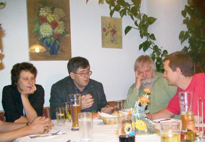 Mit Mark Dworetsky und Familie Jussupow beim Pizza-Essen